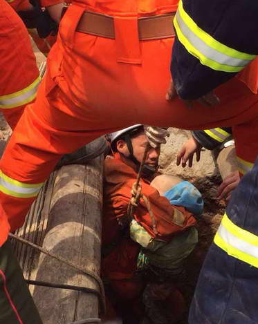 2岁男童坠井，草莓视频IOS在线观看吊装带现身救援